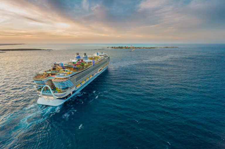 Icon of the Seas sailing to Perfect Day at Cococay