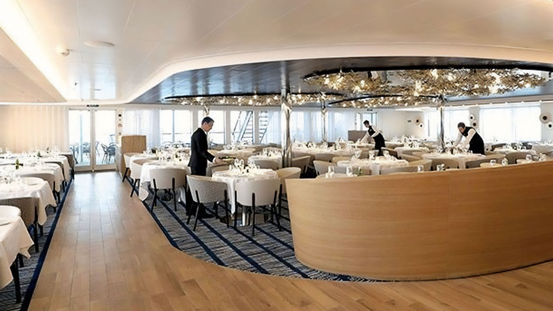 small ship charter dining